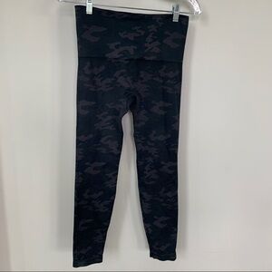 Spanx Dark Gray/Black Camo Leggings Size‎ L